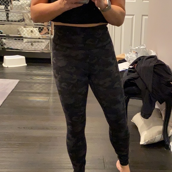 Fabletics High Waisted 7/8 leggings - Picture 4 of 4